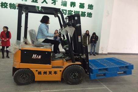 说明:H:\湖交院工作2015-2016-2\网站建设\实训室照片\有用\叉车2.png